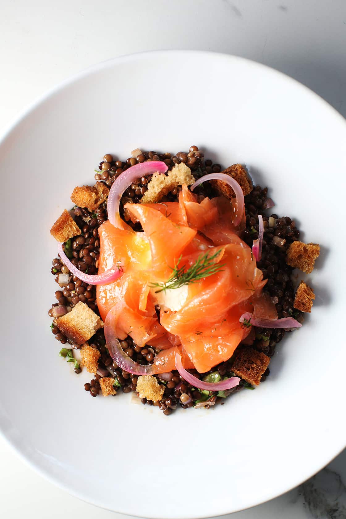 La cuisine méditerranéenne ne se limite pas à un ensemble de recettes savoureuses ; elle représente un véritable mode de vie qui favorise la santé et le bien-être. En intégrant ses principes dans votre alimentation quotidienne, vous pouvez améliorer votre santé physique et enrichir vos expériences culinaires et sociales. De plus, la cuisine méditerranéenne devient de plus en plus tendance dans de nombreux restaurants, attirant ceux qui recherchent des plats délicieux et sains. Explorez les délices de la cuisine méditerranéenne et profitez de ses nombreux bienfaits dès aujourd'hui !