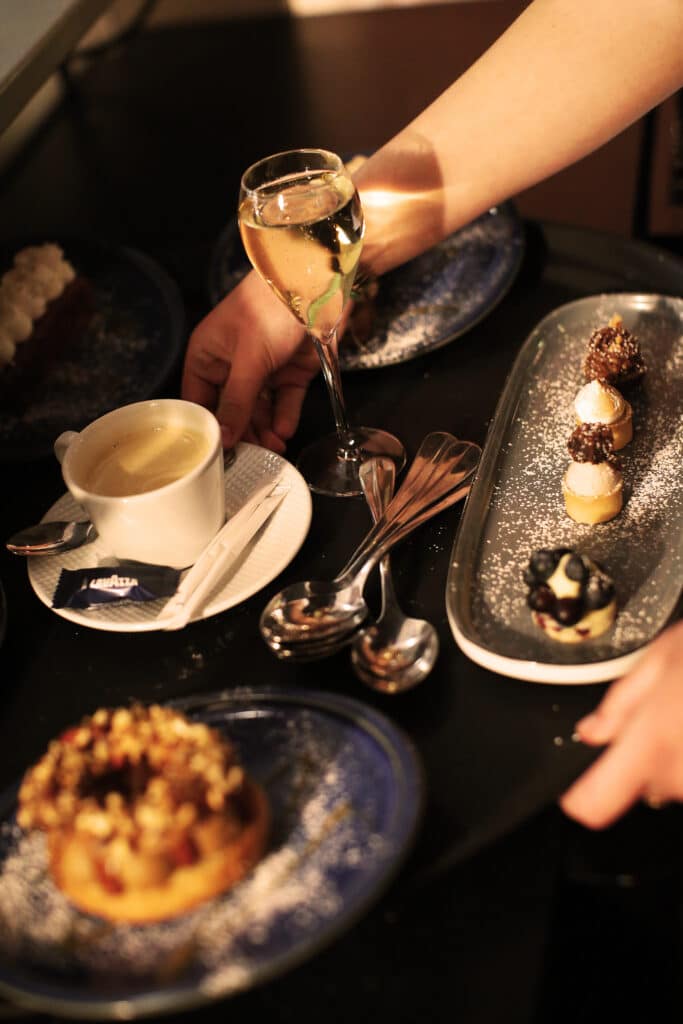 Le café gourmand : l'incontournable des desserts français