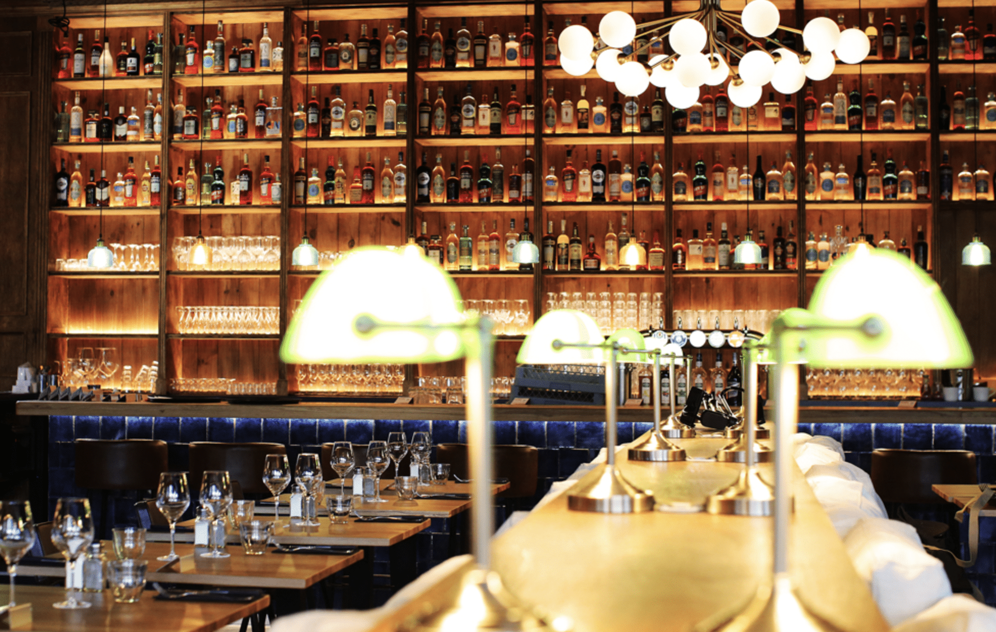 L’éclairage est un élément clé qui sublime l’expérience en restaurant. En créant une ambiance chaleureuse, en mettant en valeur les plats, en assurant une fonctionnalité optimale et en ajoutant une touche décorative, il contribue à faire de chaque repas un moment inoubliable. Les restaurateurs doivent donc prêter attention à l’éclairage comme un aspect essentiel de leur stratégie d’accueil.