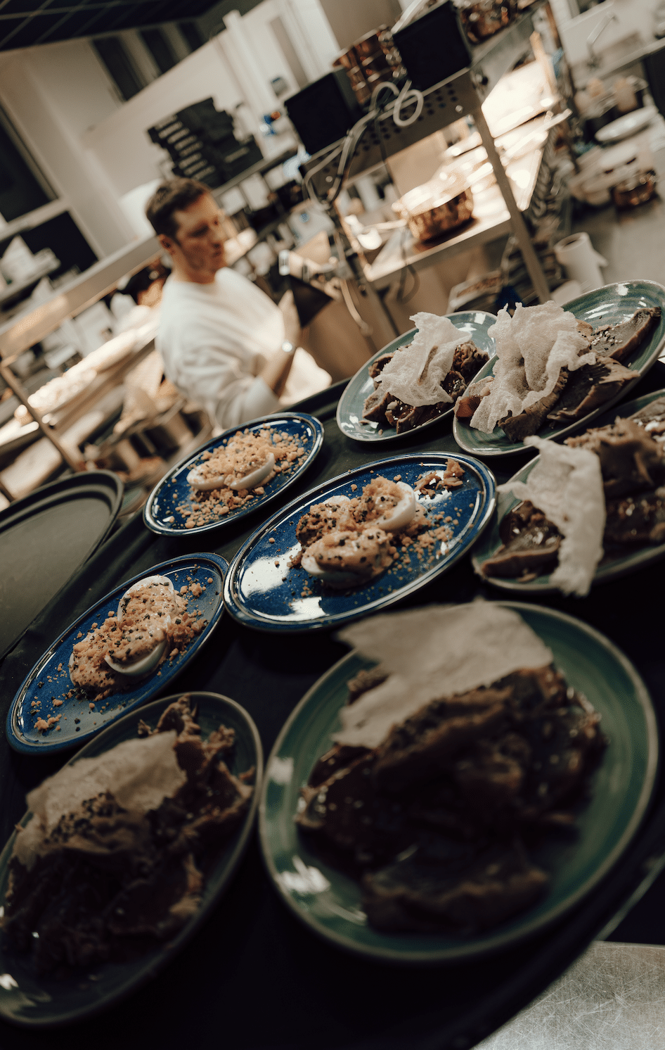 La cuisine ouverte ne se limite pas à une simple tendance : elle redéfinit l'expérience culinaire en rapprochant les chefs de leurs convives. Grâce à la transparence, à l'interaction et à la création d'une atmosphère conviviale, les restaurants peuvent offrir une expérience mémorable qui laisse une impression durable. Alors, lors de votre prochaine sortie, n’hésitez pas à choisir un établissement avec une cuisine ouverte et plongez dans cet univers fascinant où chaque plat raconte une histoire.
