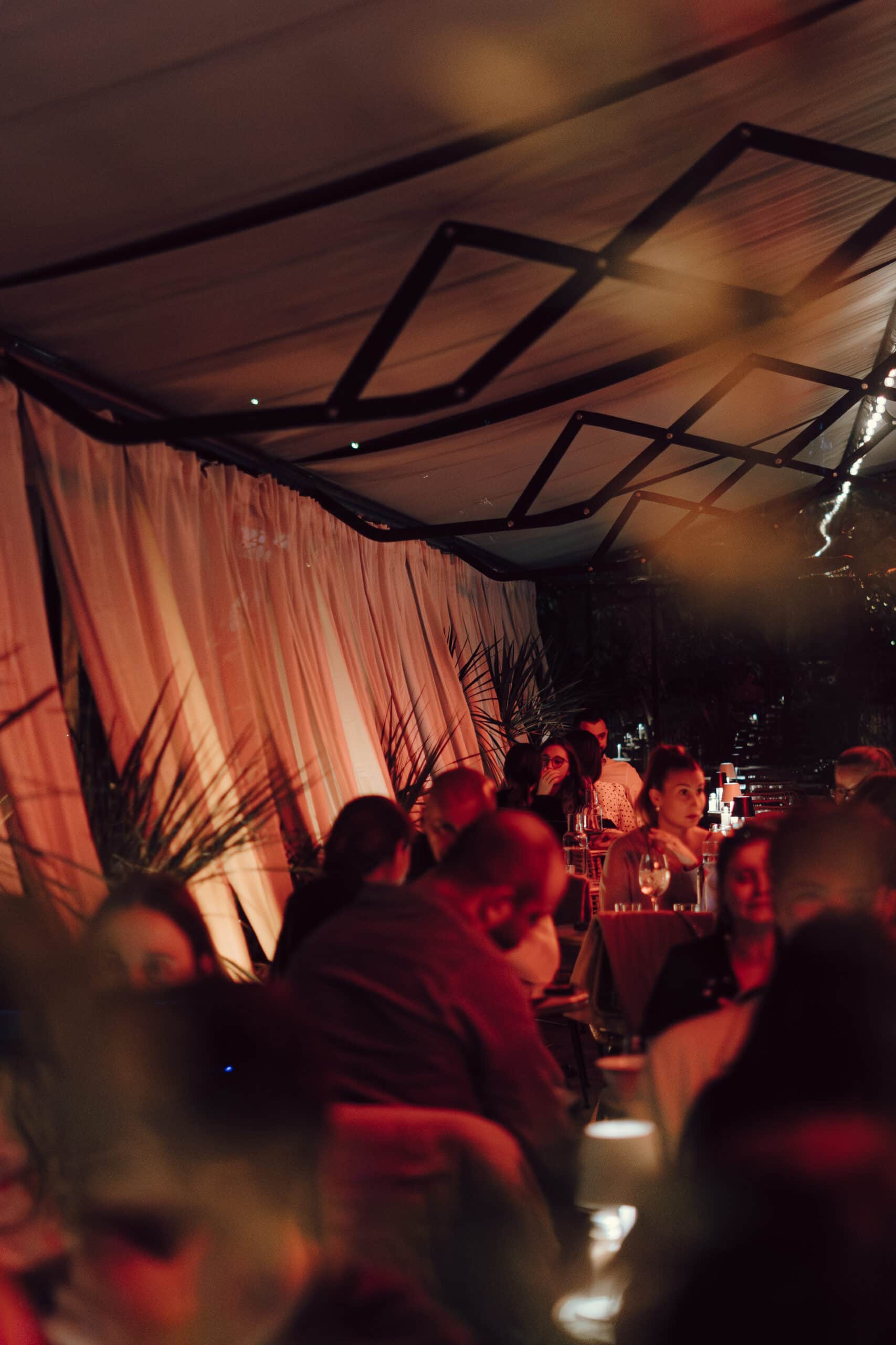 Le son est un élément essentiel de l'expérience culinaire qui ne doit pas être négligé. De la musique d'ambiance aux bruits des aliments, chaque son contribue à façonner notre perception des repas. En tant que restaurateur, il est crucial de prêter attention à l'environnement sonore pour créer une ambiance agréable qui améliore la satisfaction des clients. Pour les consommateurs, prendre conscience de l'impact du son peut enrichir leur expérience gastronomique, les incitant à savourer pleinement chaque bouchée.