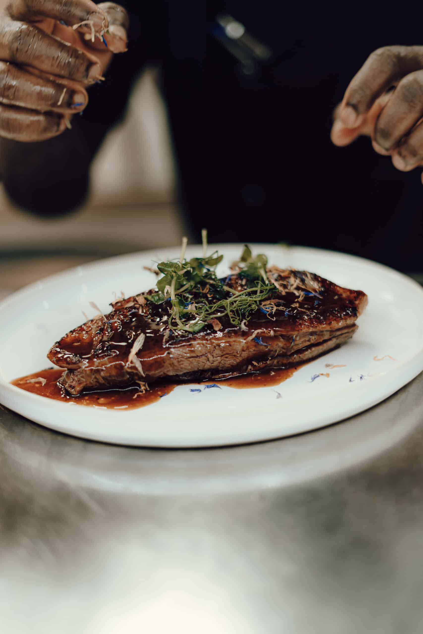 Avec ces plats incontournables pour le Nouvel An, vous êtes prêt à émerveiller vos invités. Que vous choisissiez des recettes classiques ou des mets plus raffinés, l'essentiel est de créer une atmosphère chaleureuse et festive. Préparez-vous à célébrer le début d'une nouvelle année avec style et délice !