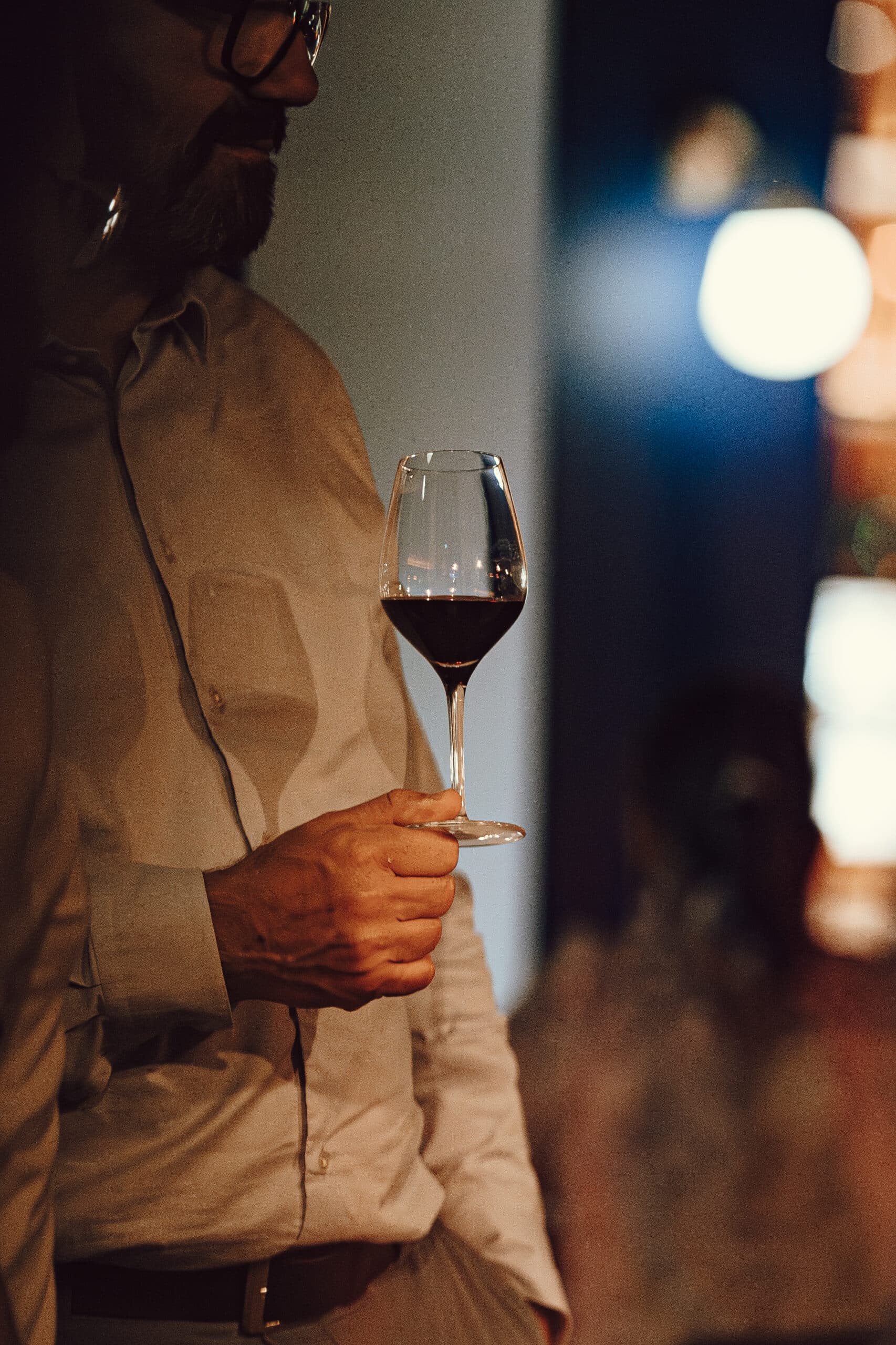 Choisir le bon vin pour accompagner vos repas peut transformer une simple expérience culinaire en un véritable festin pour les sens. En suivant ces conseils sur les accords mets-vins et en vous fiant à vos goûts personnels, vous serez en mesure de sélectionner le vin idéal pour chaque occasion.