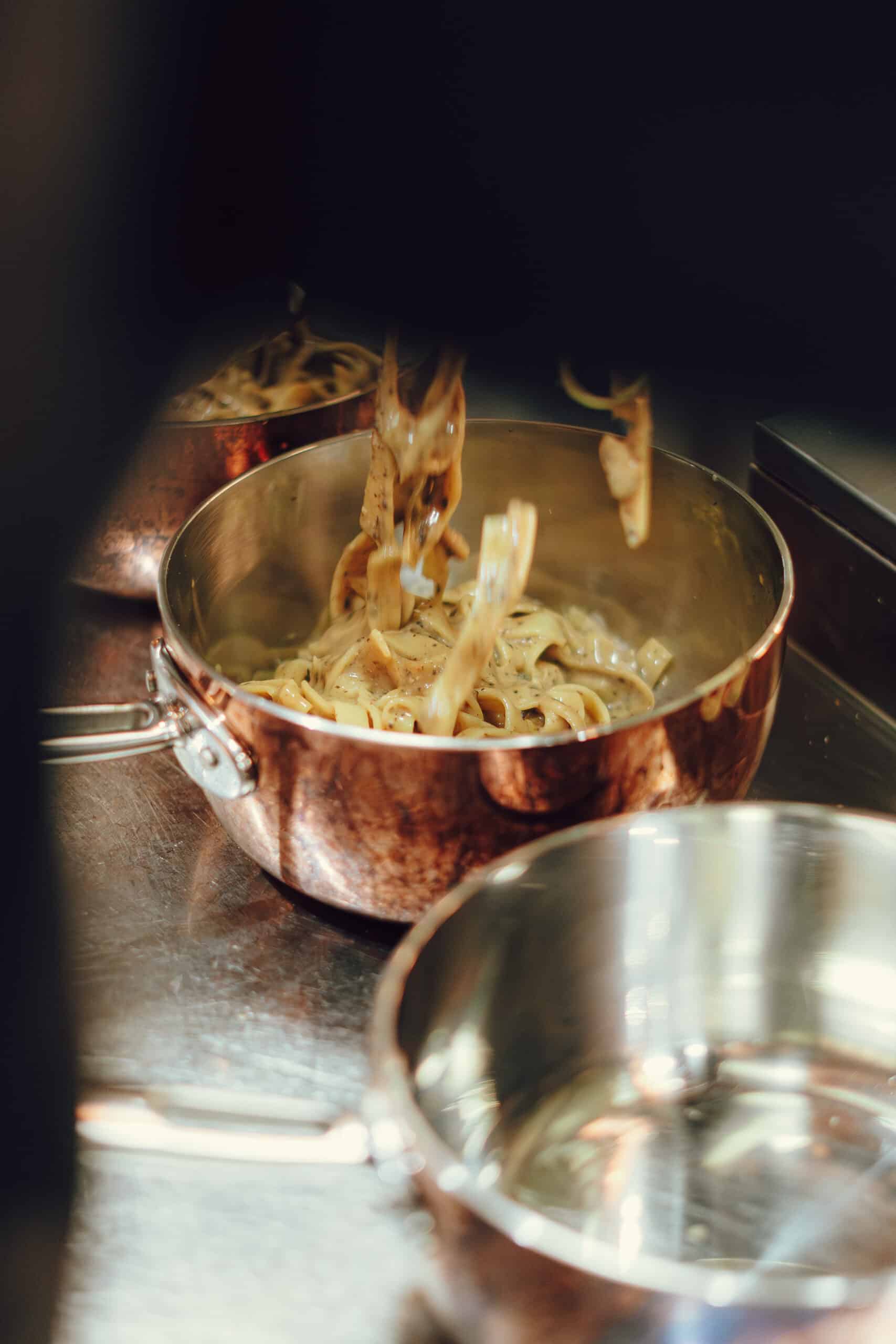 Ainsi, réaliser des pâtes fraîches maison est accessible à tous et offre un goût incomparable. Avec un peu de pratique, vous pourrez impressionner vos invités avec des plats faits maison qui raviront leurs papilles. Que ce soit des tagliatelles simples ou des raviolis élaborés, l'important est de prendre plaisir à cuisiner et à savourer le résultat !