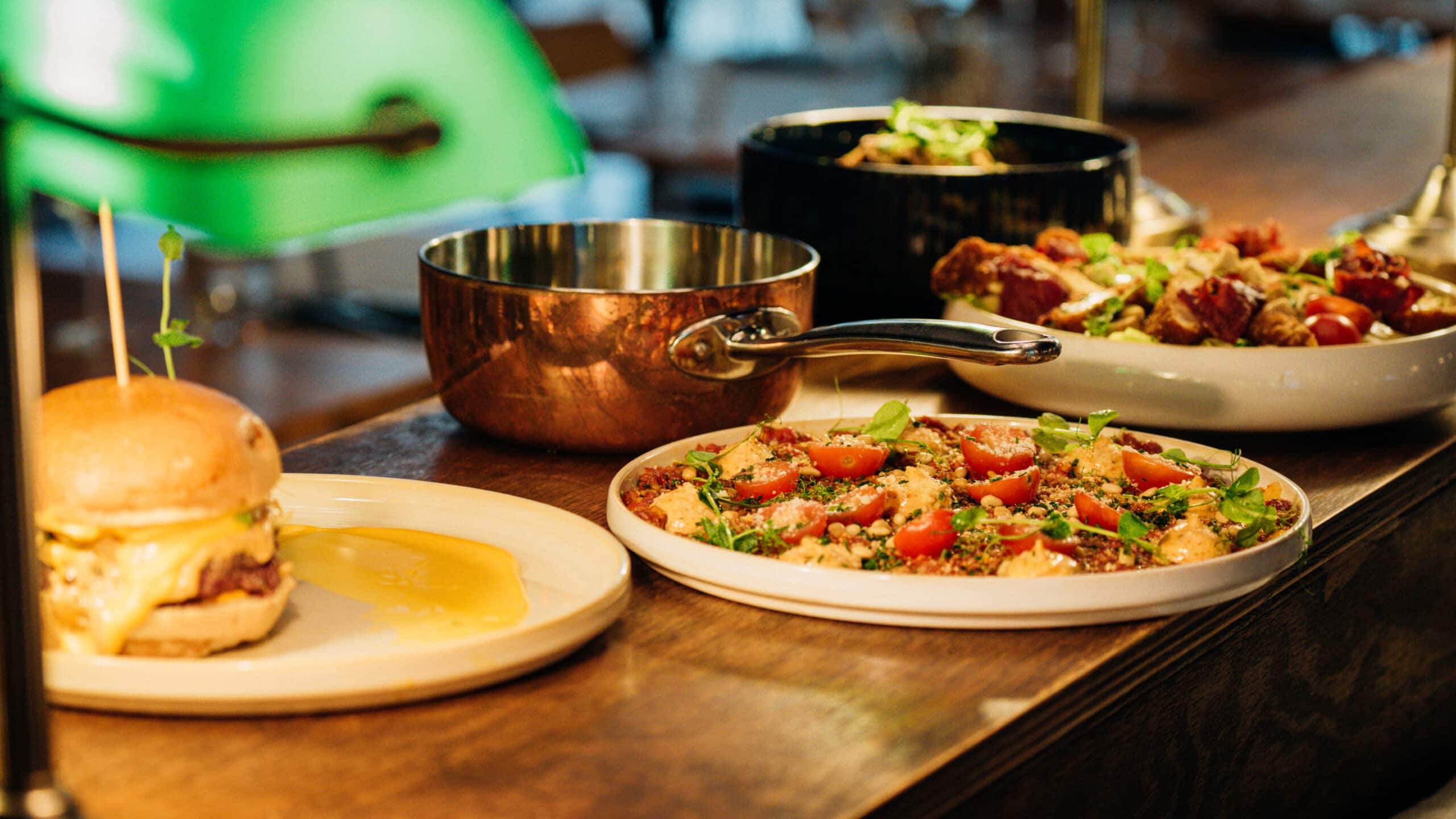 Avoir un frigo bien rempli avec les ingrédients phares de la cuisine du sud est la clé pour préparer des plats savoureux et authentiques à tout moment. Laissez-vous inspirer par ces produits frais et riches en saveurs, et recréez chez vous l’atmosphère ensoleillée de la Méditerranée.