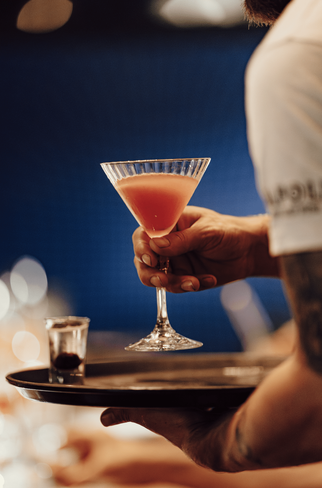Ainsi, que vous choisissiez des classiques ou des créations innovantes, les cocktails de Noël aux saveurs épicées sont un excellent moyen de renforcer l’ambiance festive de vos célébrations. Il ne vous reste plus qu’à choisir vos recettes et à trinquer avec vos proches.
