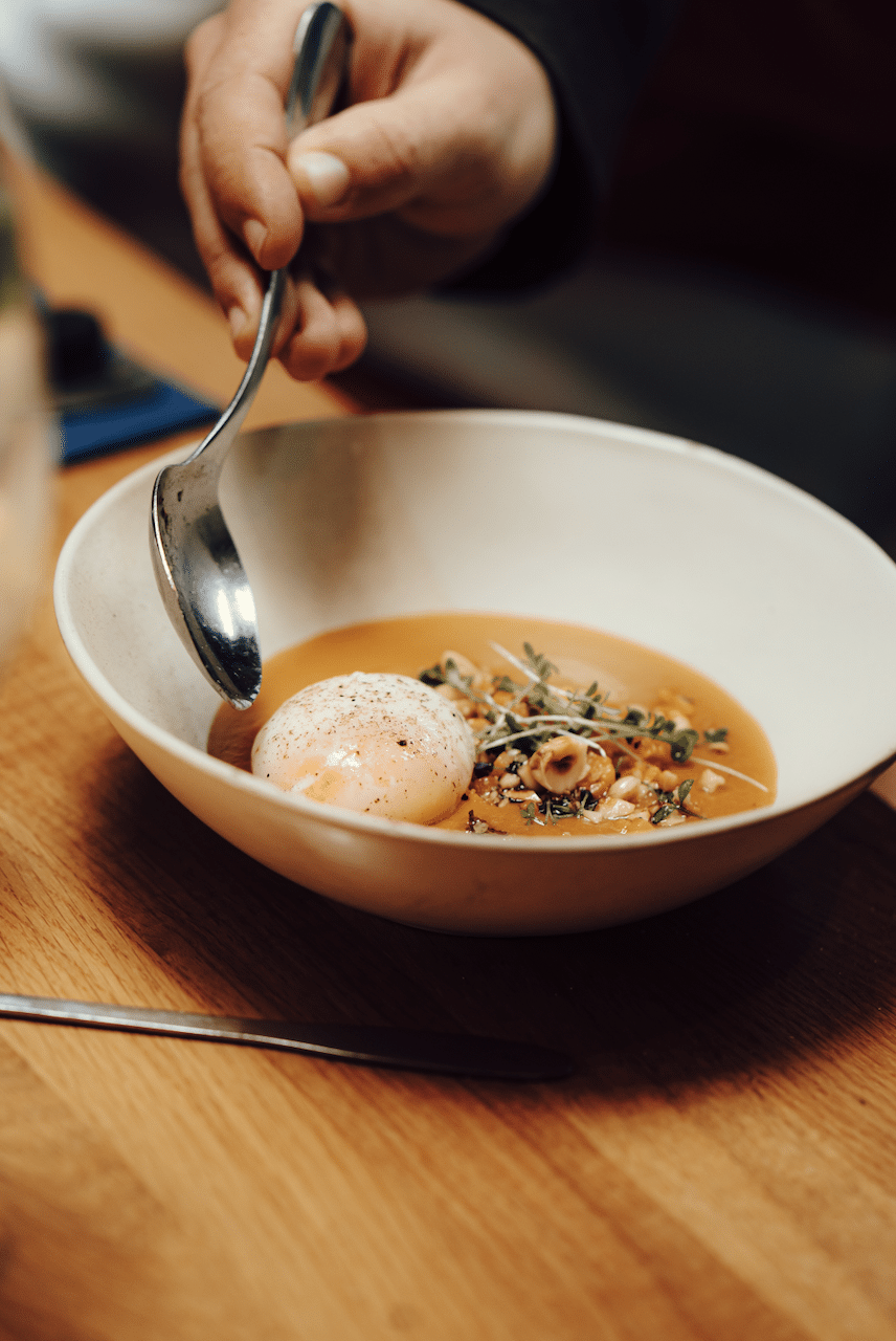 Pour conclure, un repas de Noël végétarien peut être aussi festif, savoureux et varié qu’un repas traditionnel. En effet, en choisissant des produits de saison, des épices et des ingrédients de qualité, vous pourrez offrir à vos invités une expérience culinaire mémorable digne d'un restaurant. Alors, osez innover pour faire de Noël un moment encore plus délicieux et éthique !