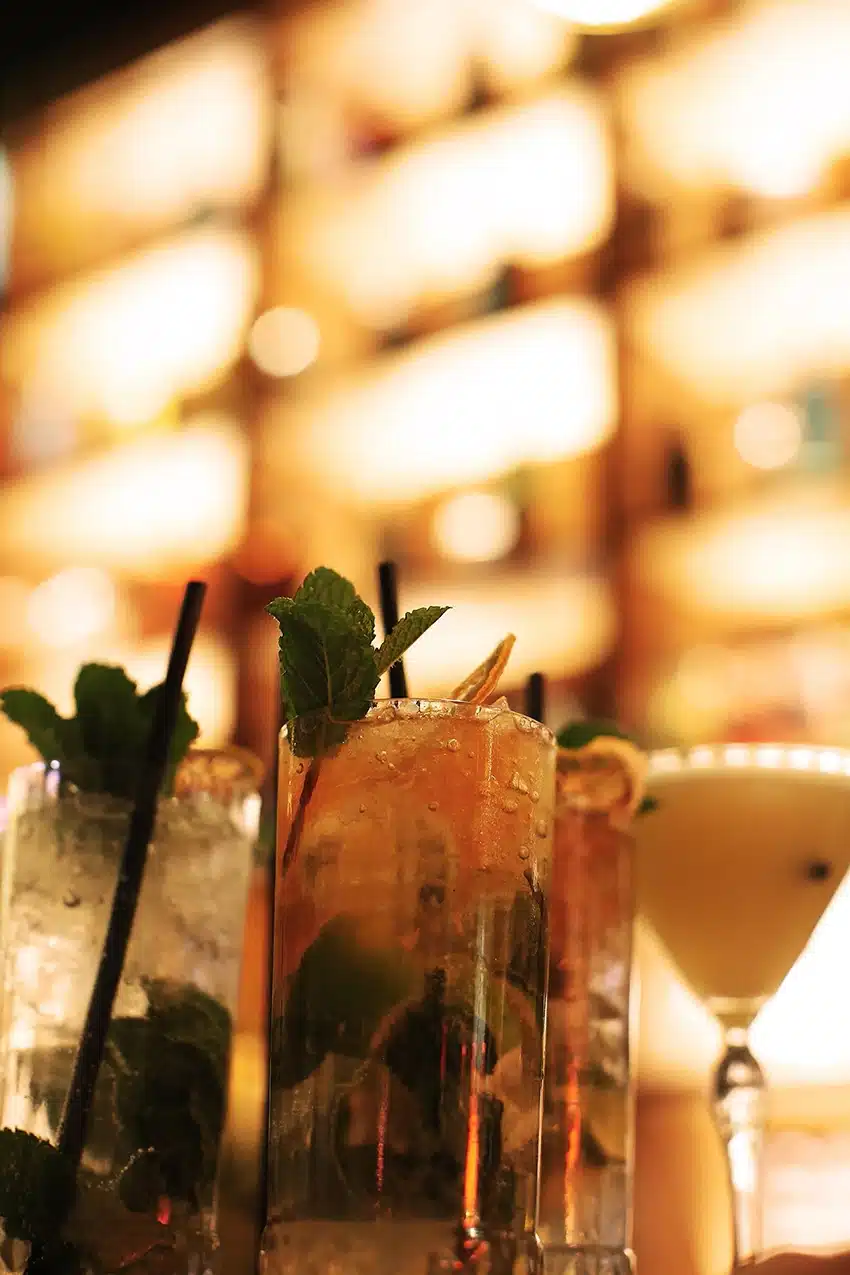 Le mojito est un cocktail indémodable qui, malgré sa simplicité, peut se décliner de mille et une façons. Des versions fruitées aux versions épicées, chaque variété de ce cocktail a sa propre personnalité. Que vous choisissiez un mojitotraditionnel ou que vous optiez pour une version revisitée, cette boisson reste un incontournable des moments conviviaux. Expérimentez et créez votre propre version pour profiter de cette boisson rafraîchissante et toujours délicieuse.