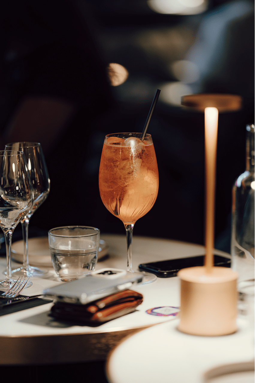 Plusieurs déclinaisons permettent de varier les plaisirs : Campari Spritz pour une amertume plus marquée. Select Spritz, une version traditionnelle vénitienne moins connue. Option sans alcool pour ceux qui souhaitent profiter de l’expérience sans alcool. Pour réussir votre préparation, privilégiez des ingrédients de qualité et respectez les proportions. N’oubliez pas d’ajouter suffisamment de glaçons pour une boisson bien fraîche. Soigner la présentation avec un simple zeste ou une tranche d’orange peut transformer ce cocktail en une véritable œuvre d’art.