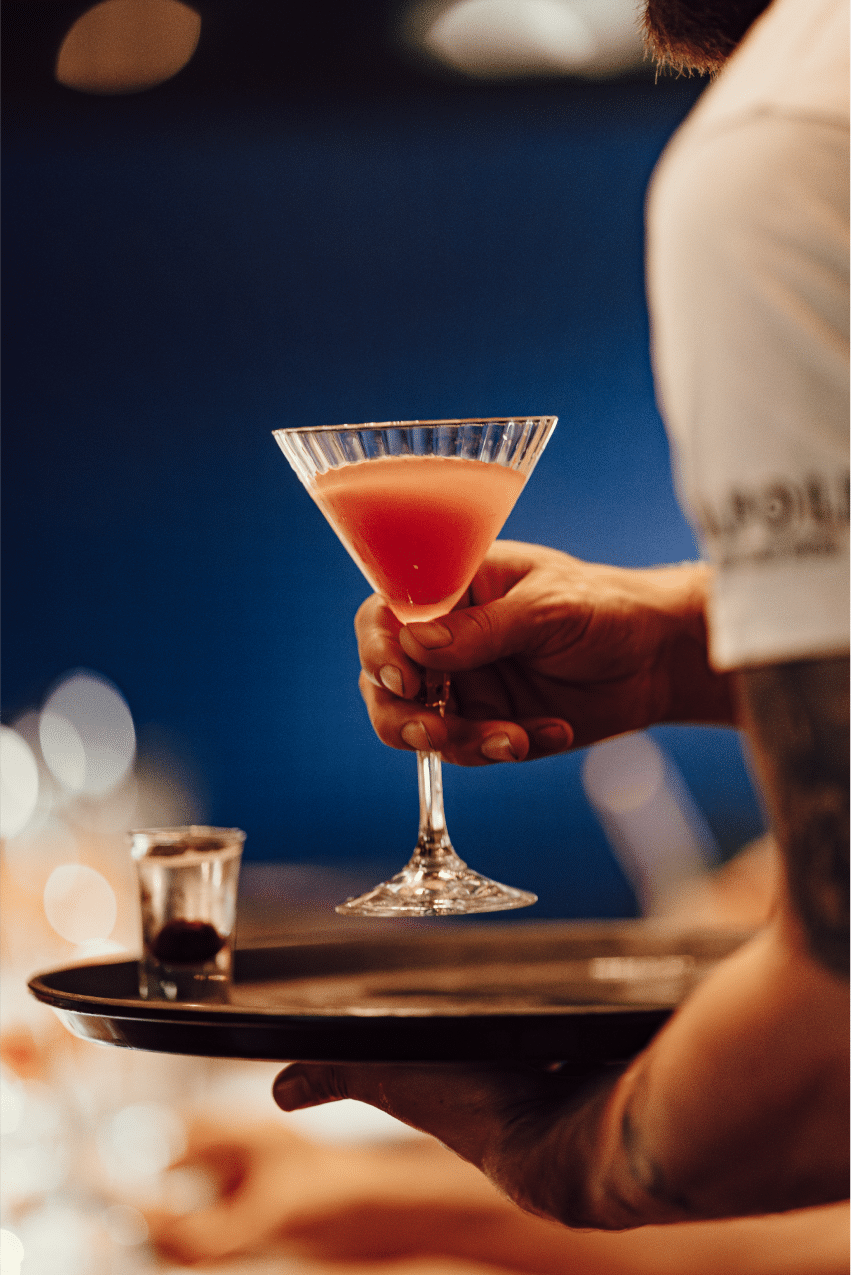 Cocktails porté par un serveur dans un restaurant italien à Toulouse