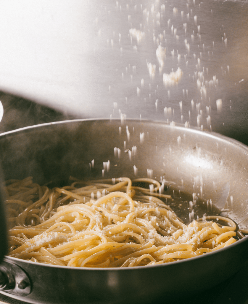 Découvrir d’Autres Spécialités Italiennes Si vous aimez la carbonara, pourquoi ne pas explorer nos conseils pour réussir une vraie pizza napolitaine et maîtriser l’art des pâtes maison ? La cuisine italienne regorge de trésors gastronomiques à essayer !
