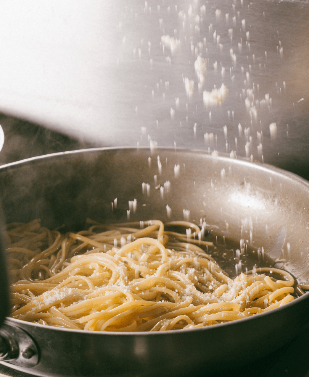 Découvrir d’Autres Spécialités Italiennes Si vous aimez la carbonara, pourquoi ne pas explorer nos conseils pour réussir une vraie pizza napolitaine et maîtriser l’art des pâtes maison ? La cuisine italienne regorge de trésors gastronomiques à essayer !