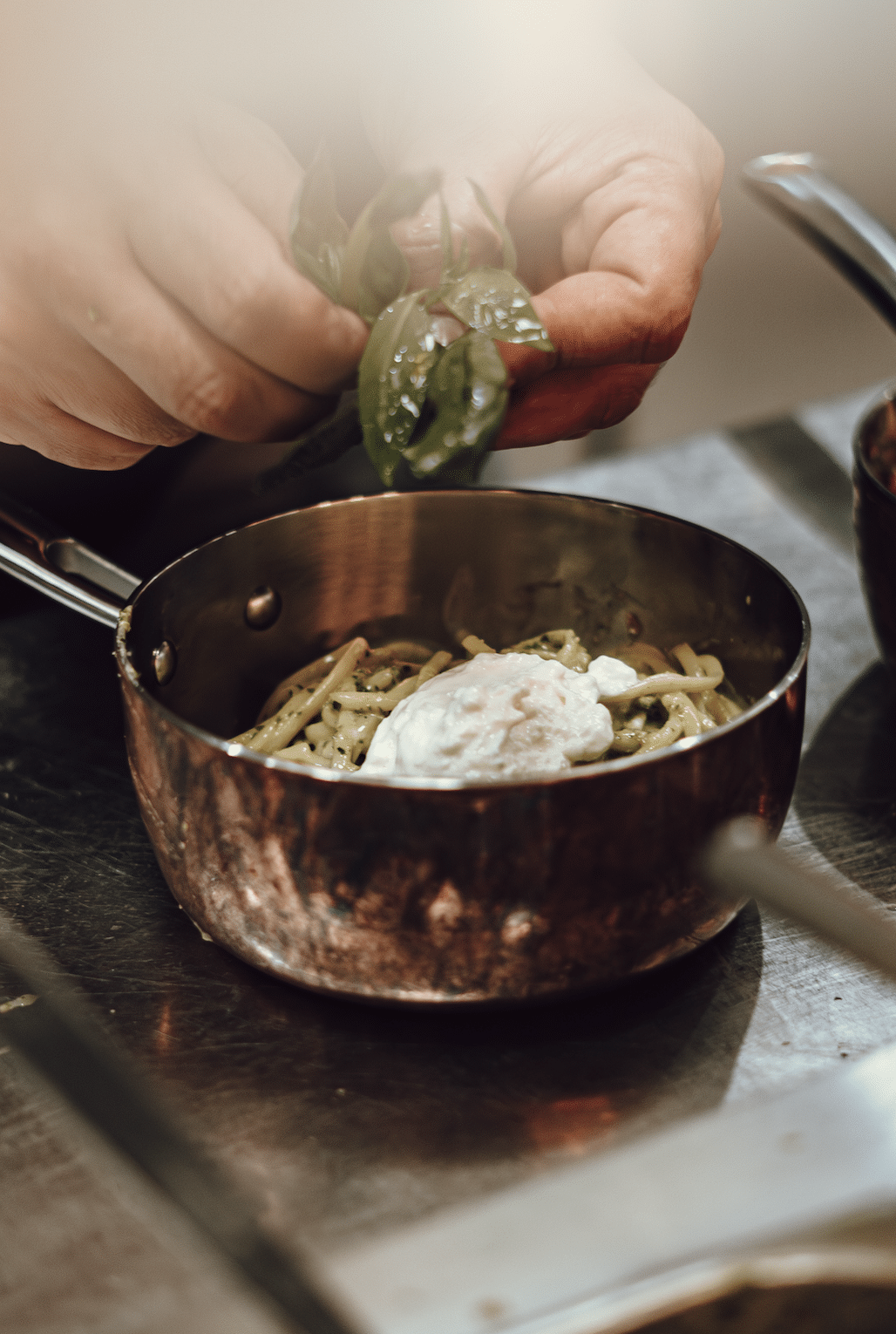 La création d’un nouveau plat est bien plus qu’un simple processus culinaire. Chaque plat raconte une histoire, de l’inspiration à la mise en avant dans l’assiette. Le chef ne crée pas seulement une recette, il forge une expérience gastronomique unique. En savourant ce plat, les clients dégustent non seulement des saveurs, mais ils vivent un moment culinaire soigneusement élaboré.