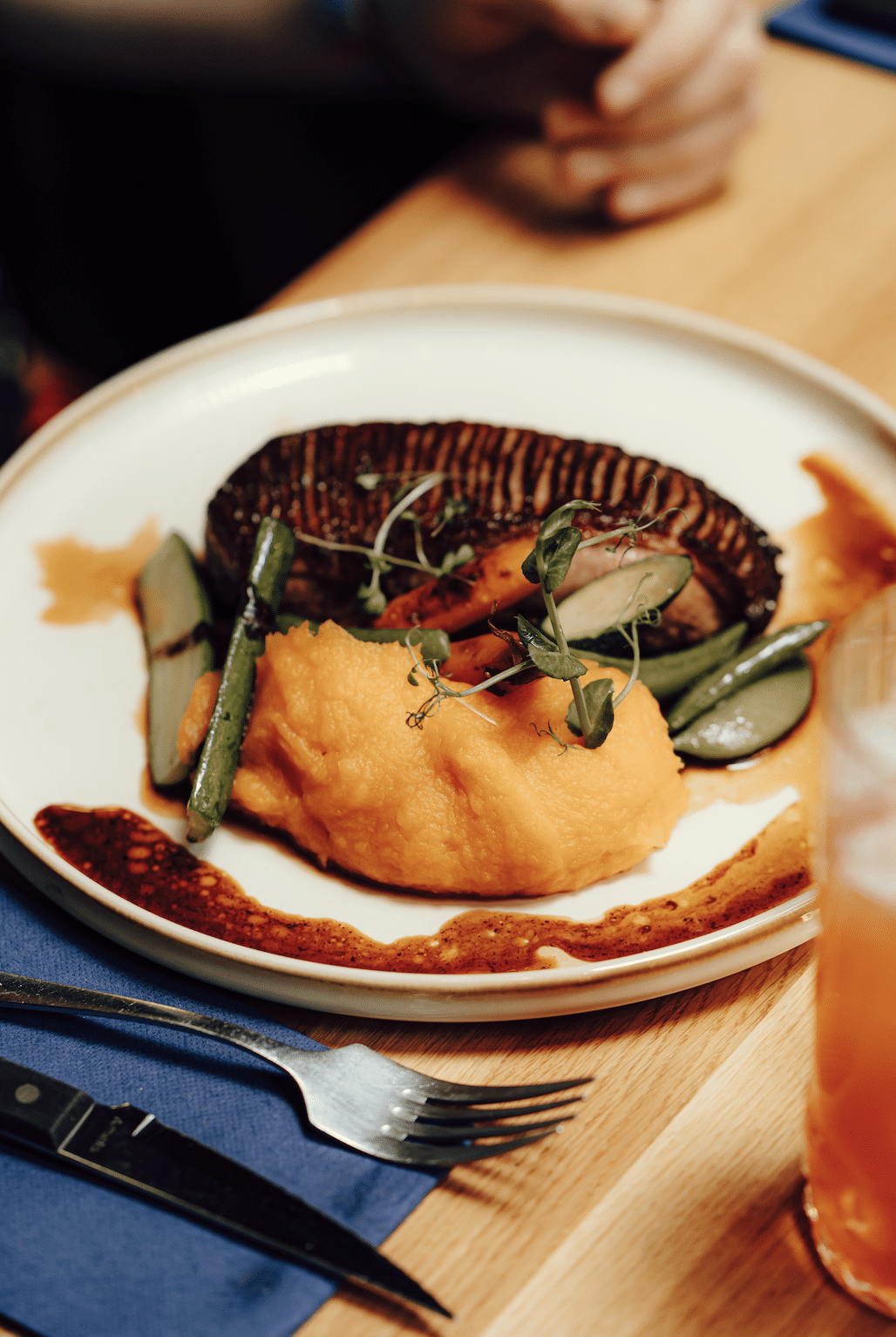 Le dressage des plats est un élément essentiel de l’expérience culinaire. Il ne s’agit pas seulement d’embellir une assiette, mais aussi de valoriser les saveurs, d’éveiller l’appétit et d’améliorer la satisfaction du client. Que ce soit dans un restaurant étoilé ou un établissement plus modeste, soigner la présentation est donc une attention qui fait toute la différence.