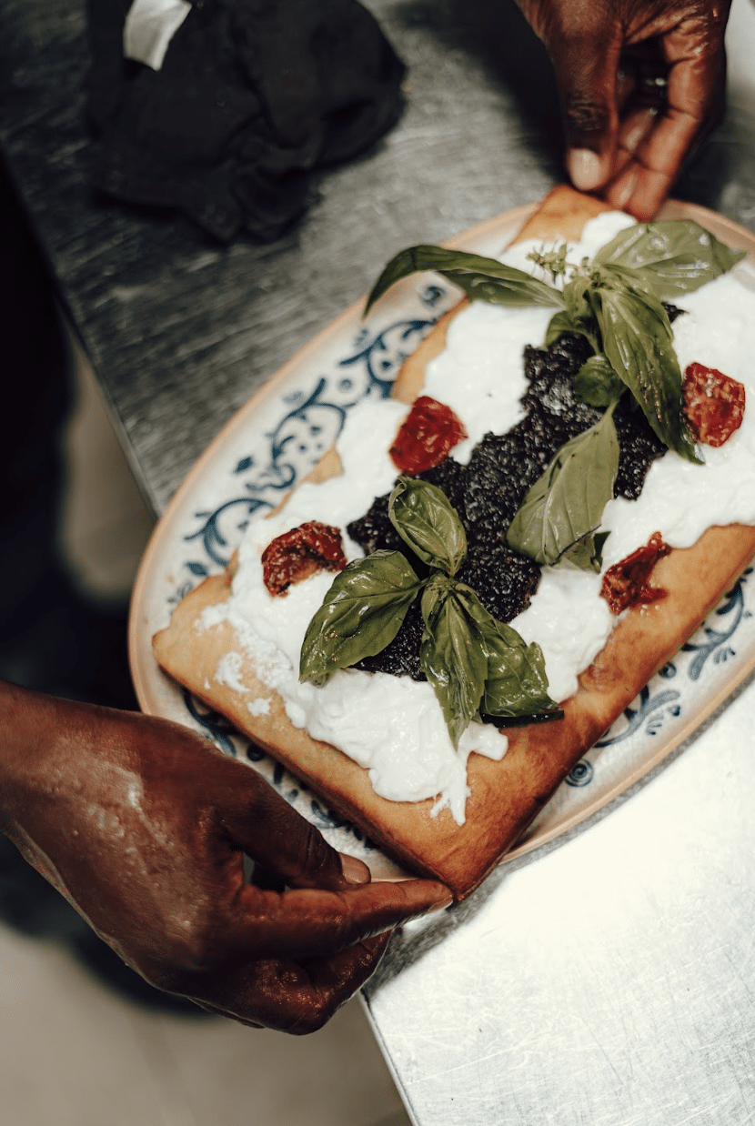 Pour réussir son afterwork en restauration, il faut soigner l’ambiance, proposer une offre gourmande et bien communiquer. Ainsi, le restaurant attire une clientèle fidèle et se démarque de la concurrence. En innovant régulièrement et en s’adaptant aux attentes des clients, il devient une adresse incontournable pour les afterworks.