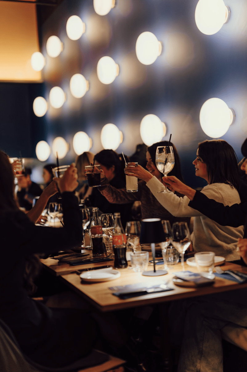 Proposer un menu de groupe personnalisé, c’est aller au-delà de la simple restauration. Cela permet d’offrir une expérience complète et inoubliable. En adaptant la cuisine aux régimes, en prévoyant des animations et en optimisant le service, chaque événement devient une réussite. Enfin, pourquoi ne pas transformer votre prochain repas de groupe en une expérience unique qui marquera les esprits ?