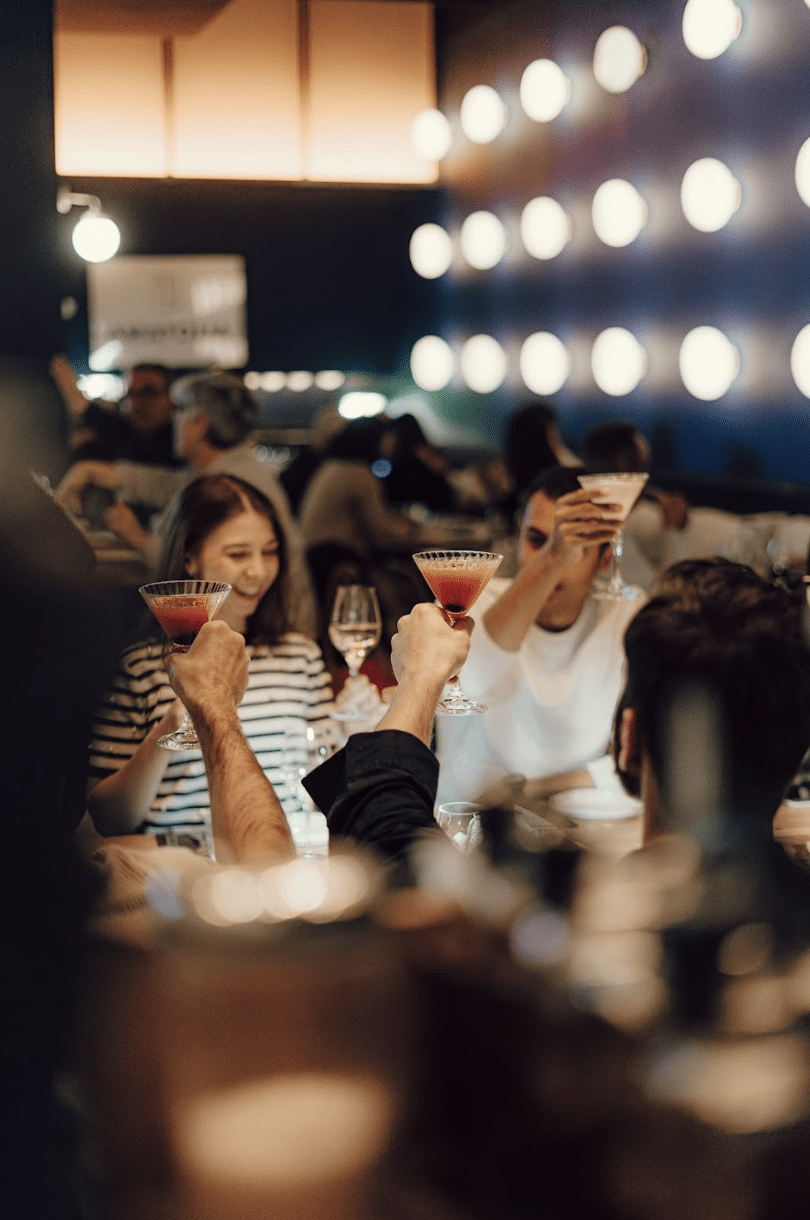 Organiser un repas familial au restaurant pour la Fête des Pères est un excellent moyen de célébrer cette journée unique en réunissant les proches autour d’un bon repas. En choisissant un restaurant adapté, en réservant à l’avance et en tenant compte des préférences de tous les invités, vous vous assurez de passer un moment agréable. Puis, en créant une ambiance conviviale et en choisissant le bon timing, vous rendrez cette fête inoubliable pour votre père et pour toute la famille.