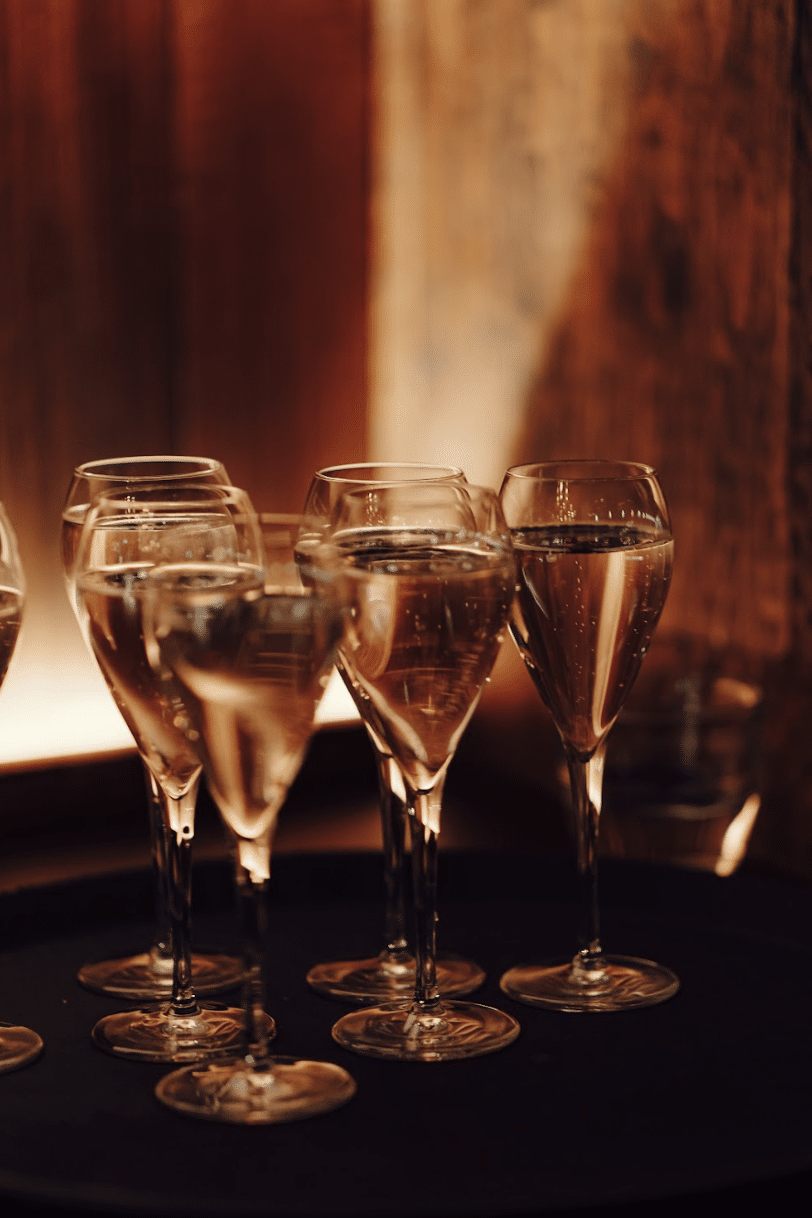 Ainsi, chaque vin pétillant possède ses caractéristiques propres et s'adapte à des moments différents. Vos préférences gustatives, votre budget et l'occasion guideront votre choix !